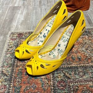 Bettie Paige yellow retro shoes size 8
